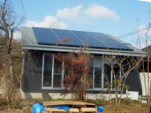 屋根には大きな太陽光発電パネル。