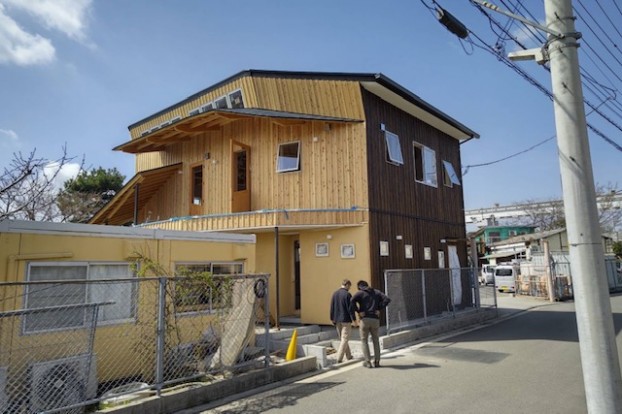 東京賢治シュタイナー学校焼杉張り